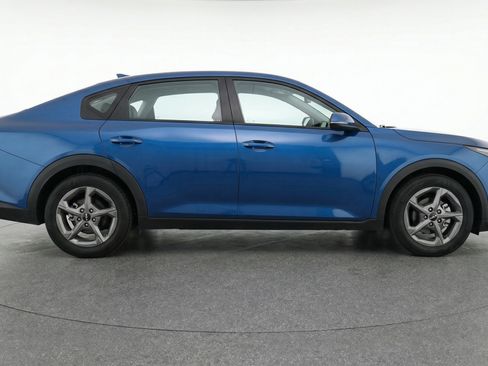 Used 2025 Kia K4 LXS image 11