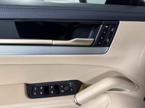 Certified 2024 Porsche Cayenne Coupe AWD/4WD image 33