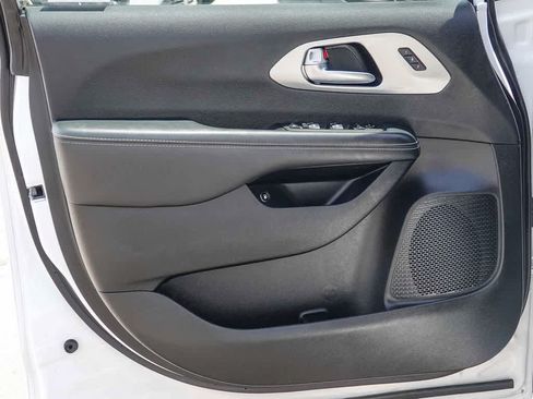 Used 2024 Chrysler Pacifica Premium FWD image 19