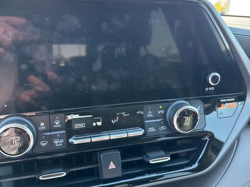 Used 2023 Toyota Highlander XLE image 12