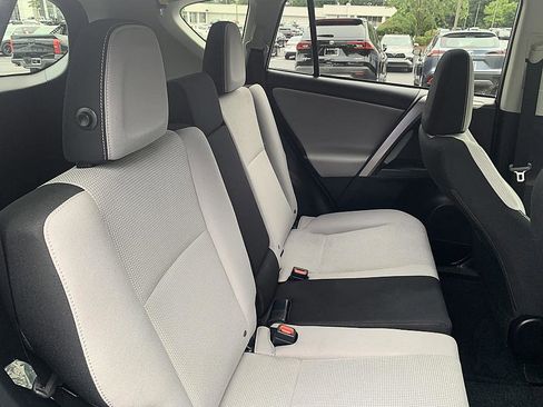 Used 2018 Toyota RAV4 XLE FWD image 21