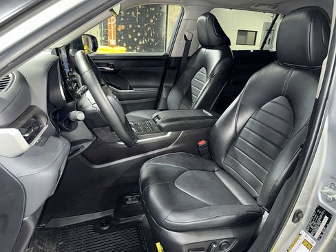 Used 2022 Toyota Highlander XLE AWD/4WD image 15