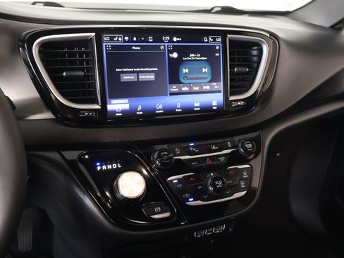Used 2025 Chrysler Voyager LX FWD image 5