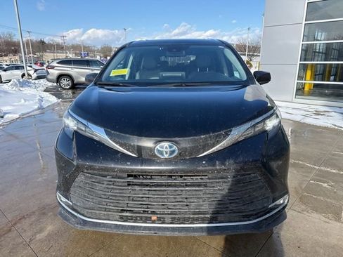 Used 2024 Toyota Sienna XLE image 2