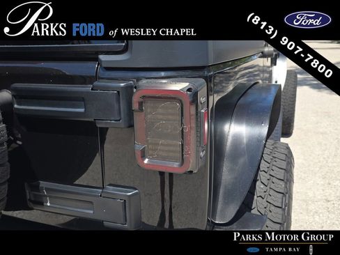 Used 2017 Jeep Wrangler Unlimited Rubicon AWD/4WD image 7