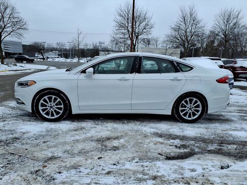 Used 2017 Ford Fusion SE w/ Fusion SE Technology Package image 2