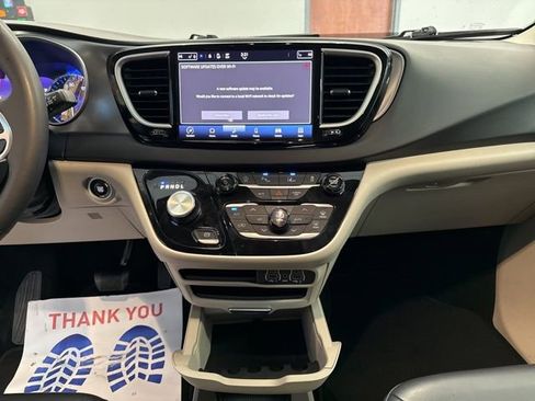 Used 2023 Chrysler Pacifica Touring-L image 30