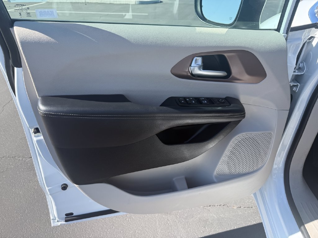 Used 2024 Chrysler Voyager LX FWD image 9
