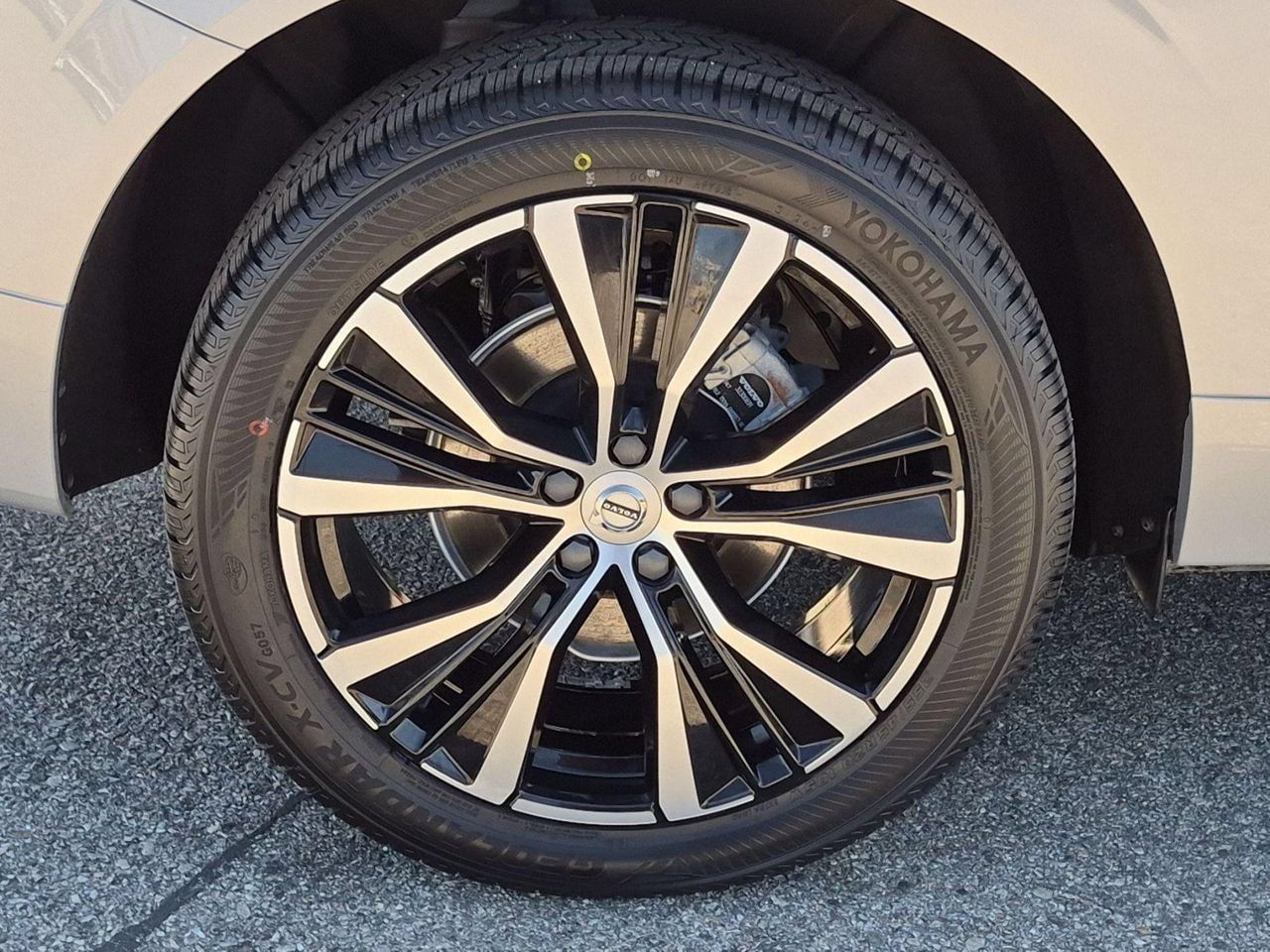 Certified 2024 Volvo XC60 B5 Plus AWD/4WD image 9