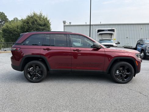 Used 2023 Jeep Grand Cherokee Limited w/ Black Appearance Package RWD image 9