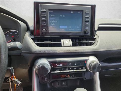 Used 2019 Toyota RAV4 LE FWD image 18