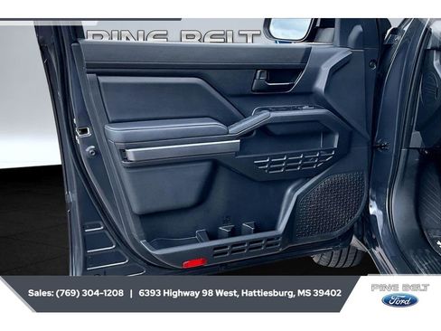 Used 2025 Toyota Tacoma SR5 AWD/4WD image 17
