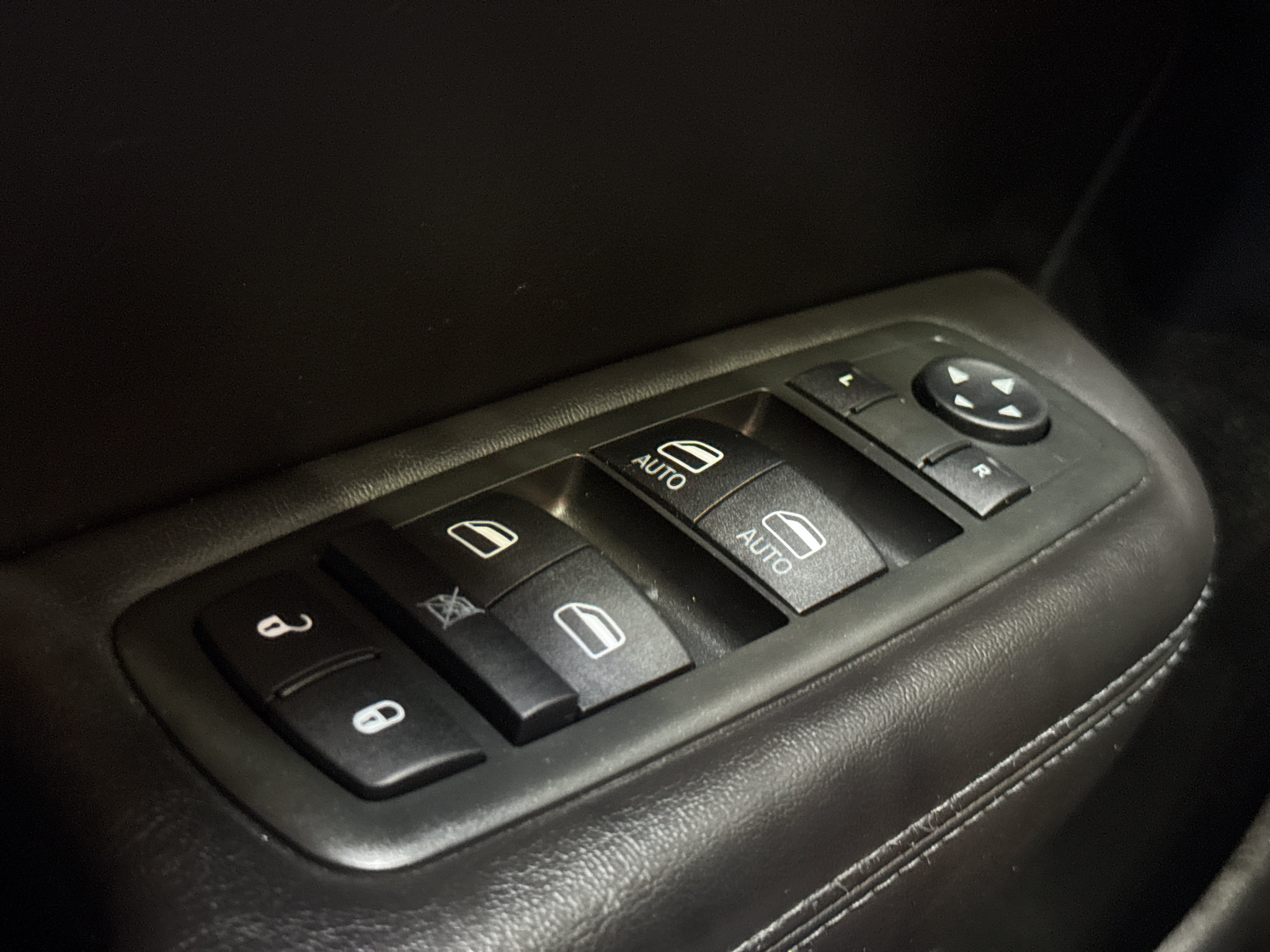 Used 2015 Chrysler 200 S FWD image 28