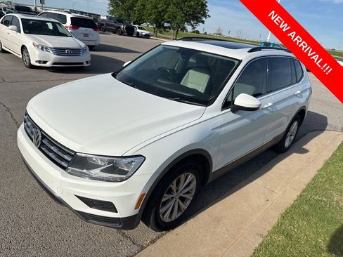 Used 2018 Volkswagen Tiguan SE w/ Panoramic Sunroof Package image 3