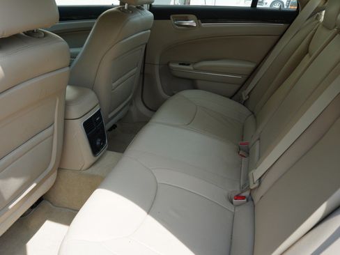 Used 2014 Chrysler 300 w/ Driver Convenience Group RWD image 9