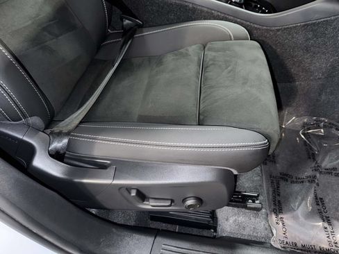 Used 2025 Volvo XC40 B5 Plus AWD/4WD image 15
