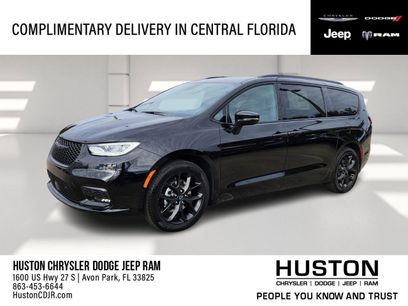 New 2026 Chrysler Pacifica Select w/ S Appearance Package
