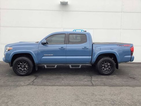 Used 2019 Toyota Tacoma TRD Sport image 2