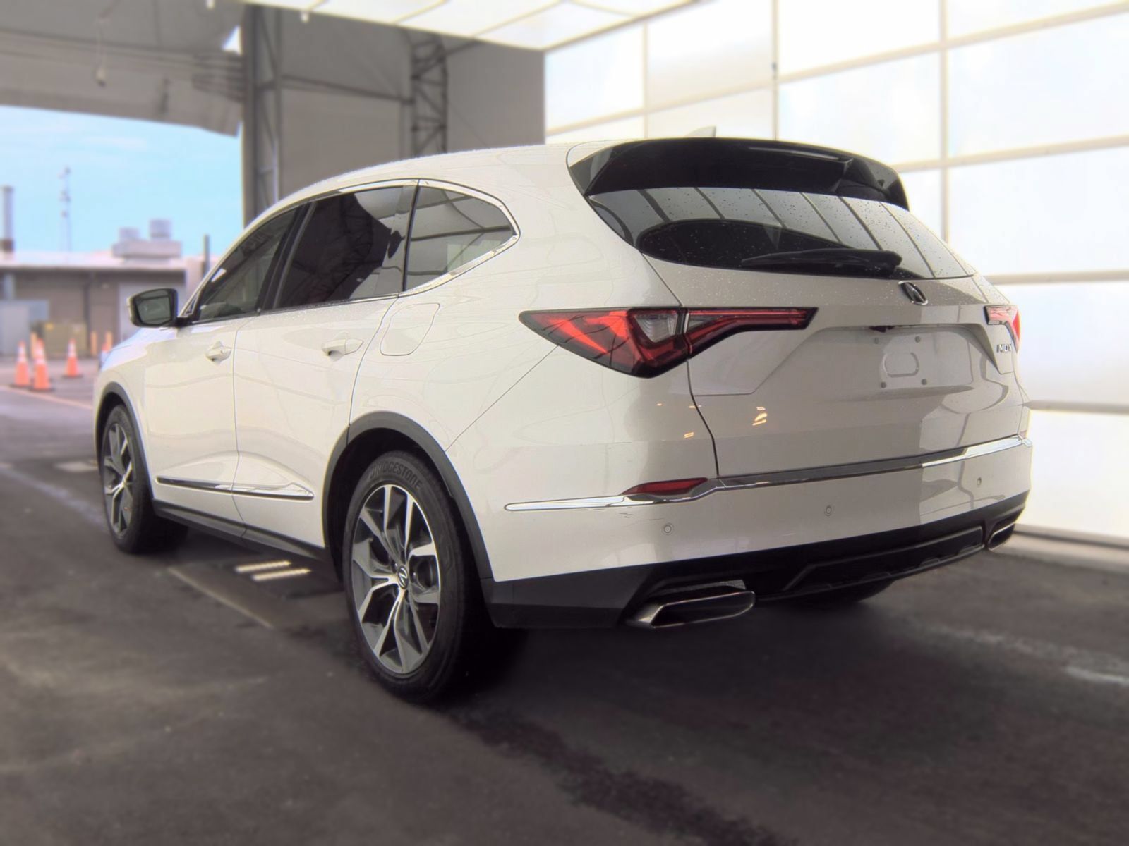 Used 2023 Acura MDX w/ Technology Package FWD image 2