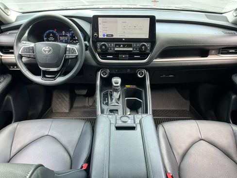Used 2025 Toyota Grand Highlander AWD image 14