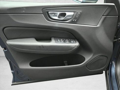 Used 2018 Volvo XC60 T5 Momentum w/ Convenience Package image 19