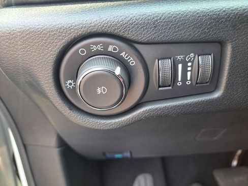 Certified 2026 Chrysler Pacifica Limited FWD image 26