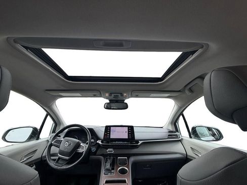 Used 2021 Toyota Sienna XLE image 18