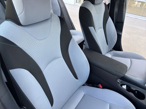 Used 2022 Toyota Prius LE image 27