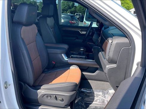 Used 2023 Chevrolet Silverado 1500 High Country w/ High Country Premium Package AWD/4WD image 32