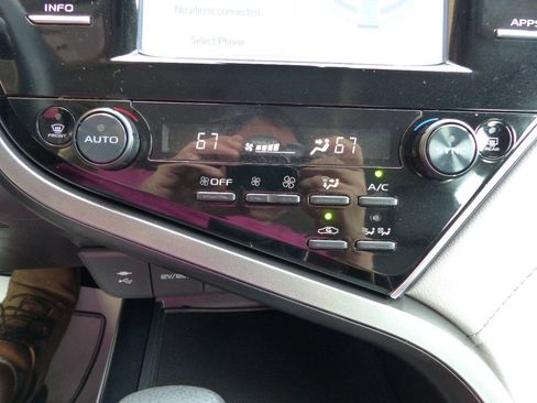 Used 2018 Toyota Camry LE FWD image 48