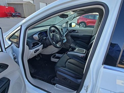 Used 2024 Chrysler Pacifica Touring-L FWD image 9