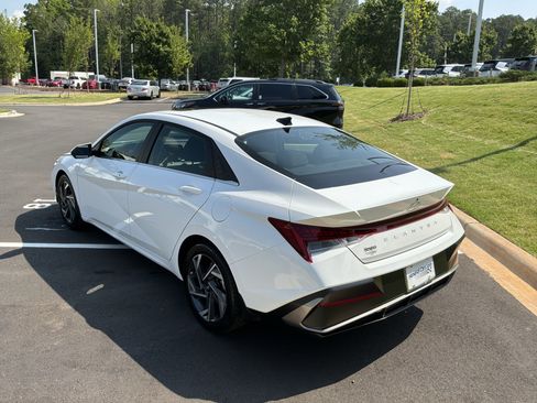 Used 2025 Hyundai Elantra SEL FWD image 8