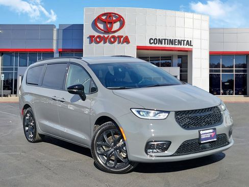 Used 2025 Chrysler Pacifica Limited image 2