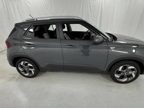 Used 2025 Hyundai Venue SEL FWD image 2