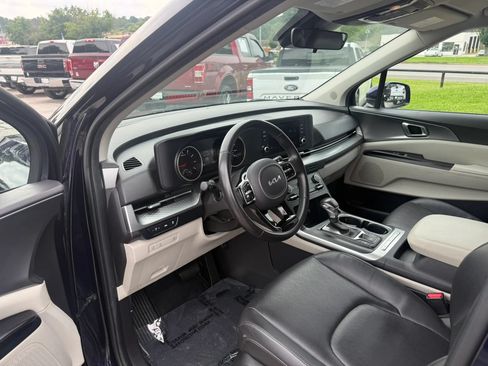 Used 2024 Kia Carnival LX FWD image 16
