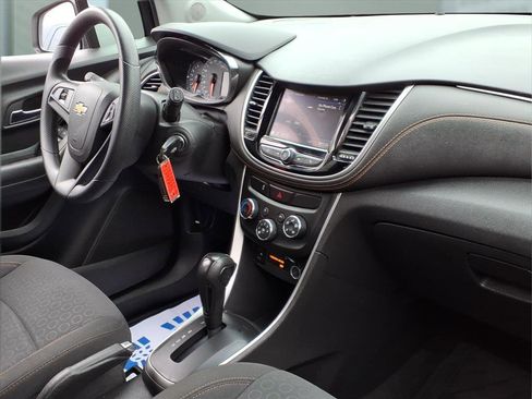Used 2022 Chevrolet Trax LS w/ Tint and Cruise Package image 11