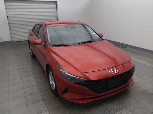 Used 2021 Hyundai Elantra SE FWD image 14