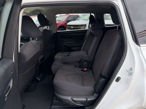 Used 2025 Toyota Highlander LE FWD image 14
