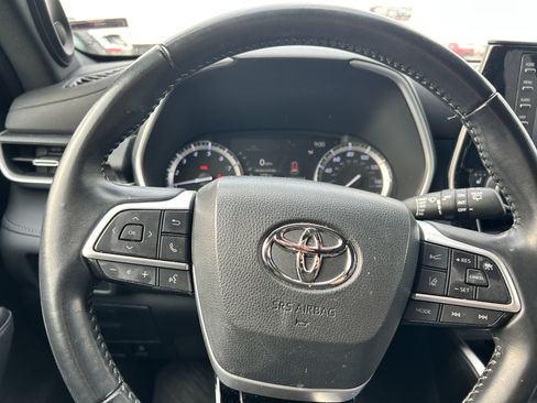 Used 2022 Toyota Highlander XSE FWD image 17