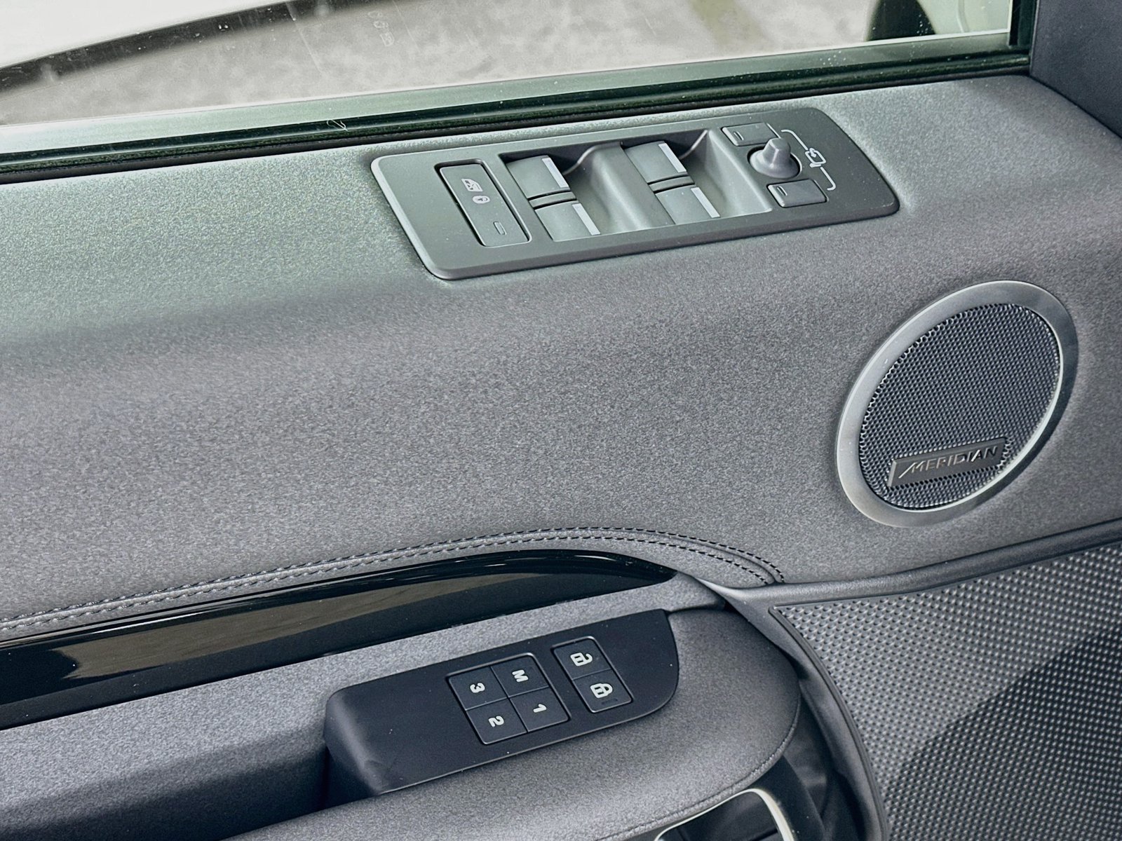 New 2026 Land Rover Discovery S AWD/4WD image 17