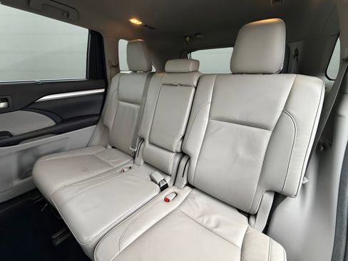 Used 2017 Toyota Highlander XLE image 16