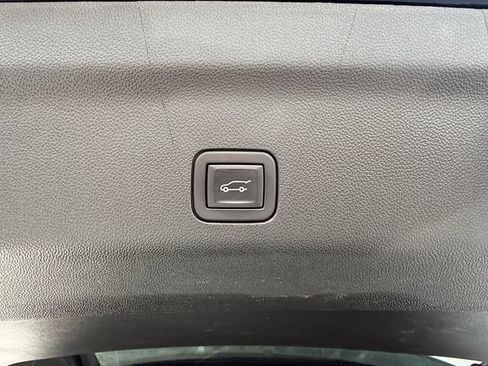 Used 2023 Chevrolet Tahoe Premier RWD image 17