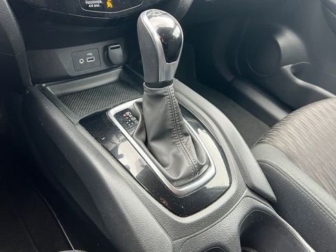 Used 2020 Nissan Rogue SV image 25