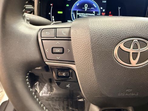 Used 2025 Toyota Camry SE FWD image 13