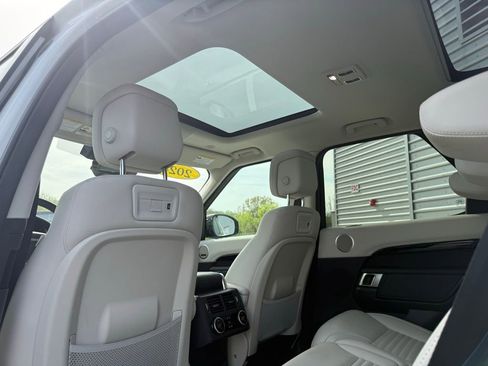 Used 2024 Land Rover Discovery S image 23