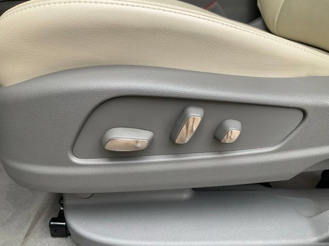 Used 2024 Cadillac XT6 Premium Luxury w/ Technology Package FWD image 6
