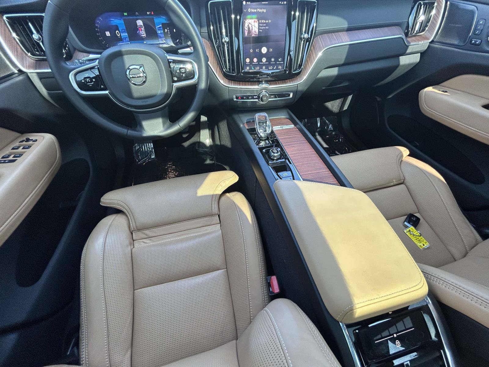 Certified 2024 Volvo XC60 B5 Ultimate w/ Protection Package Premier AWD/4WD image 18