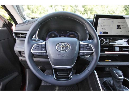 Used 2025 Toyota Highlander Platinum AWD/4WD image 14