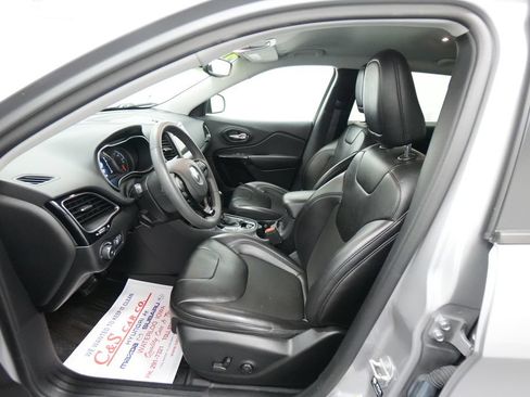 Used 2021 Jeep Cherokee Latitude Plus AWD/4WD image 16