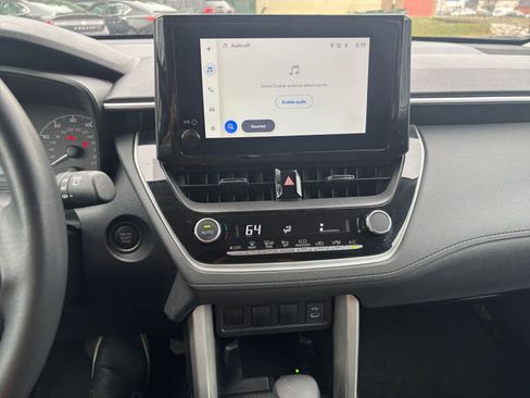 Used 2025 Toyota Corolla Cross LE image 18